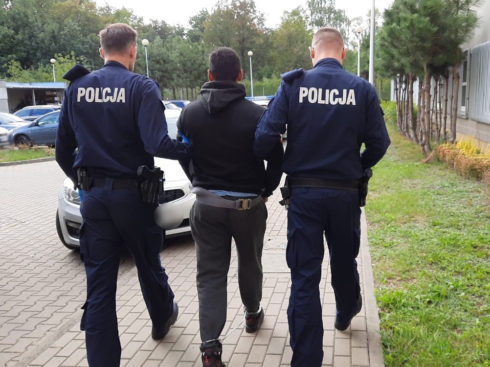 Poszukiwany w trakcie ucieczki próbował rozjechać policjantów