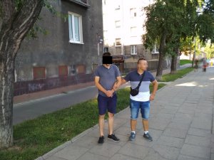 Policjant wykonujący czynności z zatrzymanym
