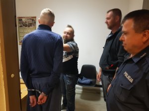 Policjanci wykonują czynności z zatrzymanym