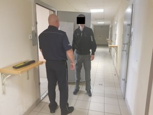 policjant podczas czynności z zatrzymanym