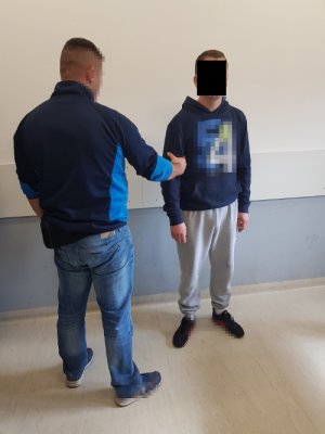 Policjant podczas czynności z zatrzymanym