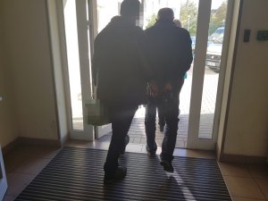 Policjant podczas czynności z zatrzymanym mężczyzną