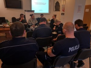 Policjanci podczas spotkania z przedstawicielami Stowarzyszenia Jump93