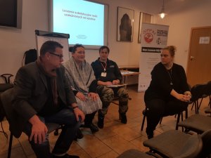 Policjanci podczas spotkania z przedstawicielami Stowarzyszenia Jump 93