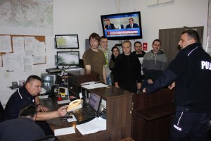 Młodzież podczas spotkania w KRP Warszawa VI