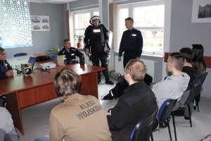 Młodzież podczas spotkania w KRP Warszawa VI