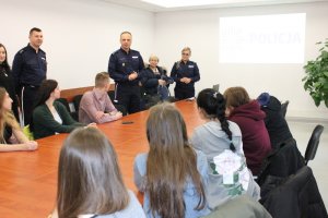 Młodzież podczas spotkania w KRP Warszawa VI