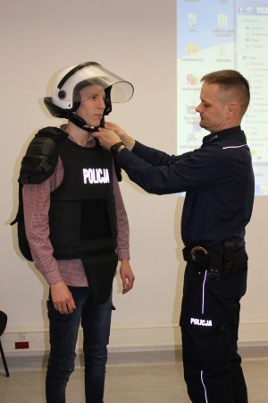 Młodzież podczas spotkania w KRP Warszawa VI