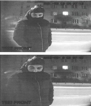 Czarno-białe zdjęcie przedstawia mężczyznę z zasłoniętą do połowy twarzą.