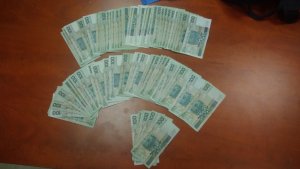 Zdjęcie przedstawia pieniądze rozłożone na stole