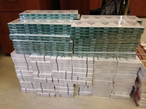 Zdjęcie przedstawia kilkaset paczek papierosów