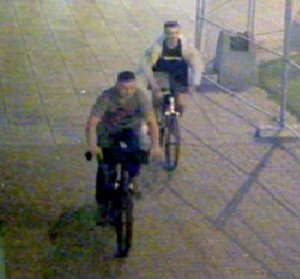 Zdjęcie przedstawia dwóch mężczyzn jadących na rowerach. Pierwszy z nich porusza się na rowerze typu górskiego kol. czarnego, jest w wieku około 20 – 25 lat, normalnej budowy ciała, ma włosy ciemne krótkie, ubrany jest w szarą koszulkę i niebieskie jeansy.
Drugi mężczyzna porusza się na rowerze górskim kol. srebrnego, jest w wieku około 20 lat, szczupłej sylwetki, ma włosy ciemne, ubrany jest w szarą bluzę, czarną koszulkę oraz szare krótkie spodenki.