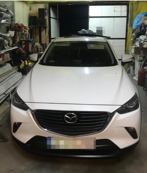 na zdjęciu widać odzyskany przez policjantów samochód marki mazda