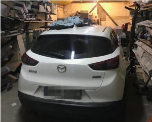 na zdjęciu widać odzyskany przez policjantów samochód marki mazda