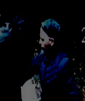 na zdjęciu widać mężczyznę w czapce z daszkiem w ciemnej kurtce i ciemnej czapce na głowie