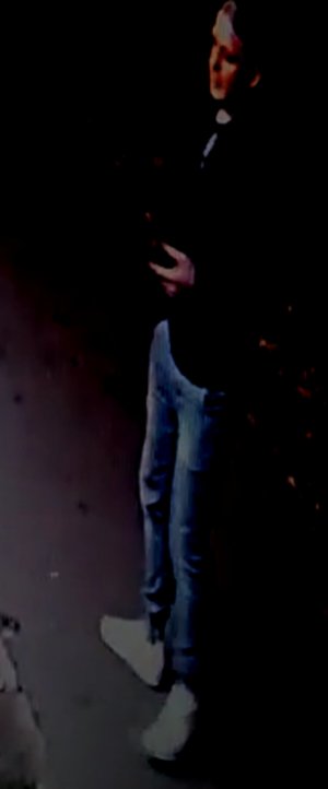 na zdjęciu widać mężczyznę w jasnych butach, jeansowych spodniach, ciemnej kurtce i ciemnej czapce na głowie