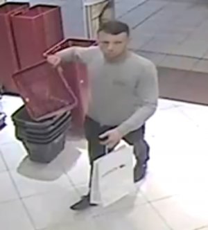 na zdjęciu widać mężczyznę w jasnej bluzce na długi rękaw, krótkie ciemne włosy, ciemne spodnie długie