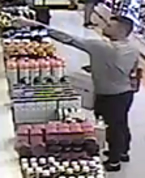 na zdjęciu widać mężczyznę w jasnej bluzce na długi rękaw, krótkie ciemne włosy, ciemne spodnie długie