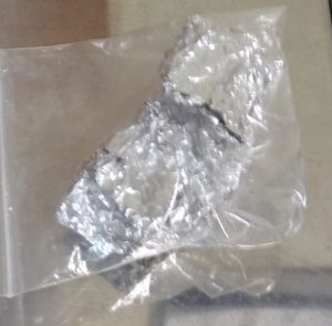 na zdjęciu widać zabezpieczone narkotyki w folii aluminiowej