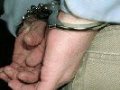 na zdjęciu widać dłonie mężczyzny w kajdankach