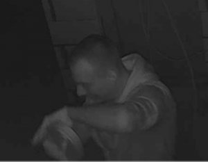 na zdjęciu widać mężczyznę poszukiwanego przez policjantów