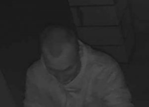 na zdjęciu widać mężczyznę poszukiwanego przez policjantów