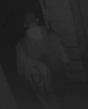 na zdjęciu widać mężczyznę poszukiwanego przez policjantów