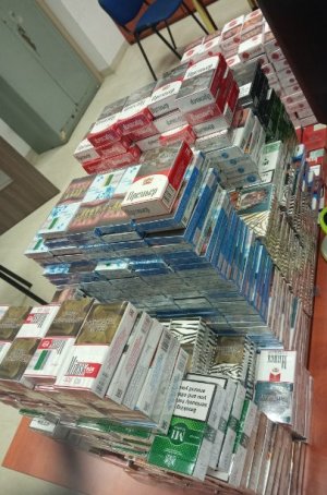 na zdjęciu widać zabezpieczone papierosy