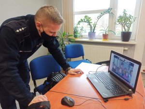 na zdjęciu widać dzielnicowego prowadzącego zajęcia