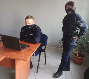 na zdjęciu widać dzielnicowego i policjantkę w mundurach