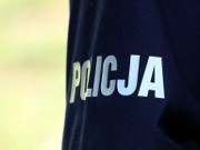 na zdjęciu widać napis policja na mundurze