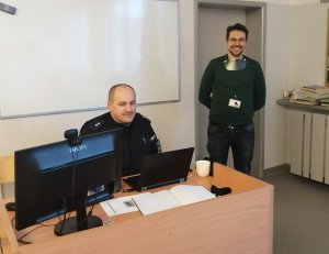na zdjęciu widać policjanta prowadzącego zajęcia