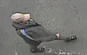 na zdjęciu widać osobę poszukiwaną przez policjantów