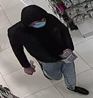 na zdjęciu widać mężczyznę poszukiwanego przez policjantów