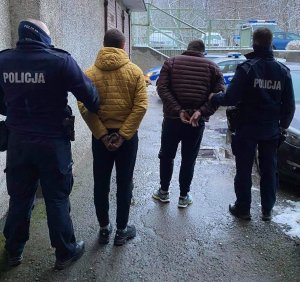 na zdjęciu widać policjantów z zatrzymanymi mężczyznami