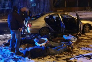 na zdjęciu widać policjantów z zatrzymanymi mężczyznami