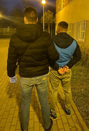 Policjant z zatrzymanym mężczyzną