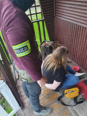 Policjant z zatrzymaną kobietą