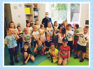 na zdjęciu widać policjantkę z dziećmi