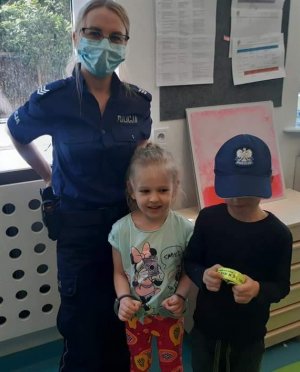 na zdjęciu widać policjantkę z dziećmi