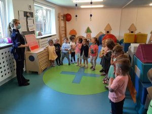 na zdjęciu widać policjantkę z dziećmi