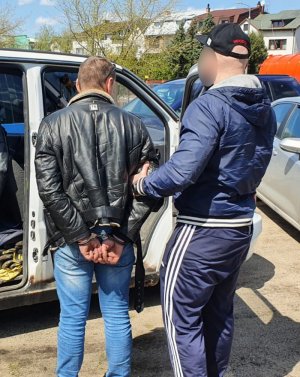 Policjant z zatrzymanym mężczyzną