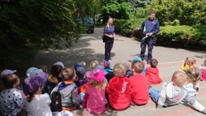 Policjanci z przedszkolakami