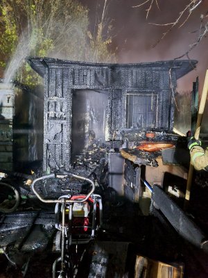 Zdjęcie przedstawia wnętrze spalonej altany.