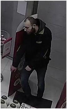 poszukiwany mężczyzna w wieku około 30 lat, ubrany w czarna kurtkę i czarne spodnie typu jeansy.