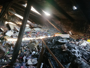 Zdjęcie przedstawia zniszczenia spowodowane pożarem wewnątrz budynku.