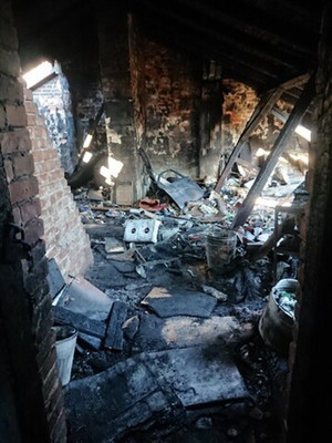 Zdjęcie przedstawia zniszczenia spowodowane pożarem wewnątrz budynku.