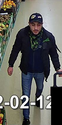 Poszukiwany mężczyzna w wieku około 30lat, szczupłej budowy ciała, ubrany w jeansy, obuwie sportowe koloru czarnego, czarna kurtkę pikowaną.