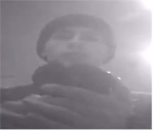 Zdjęcie jest z kamery monitoringu. Widać na nim ciemną sylwetkę mężczyzny ubranego w czapkę.