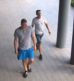Zdjęcie przedstawia dwóch mężczyzn idących chodnikiem. Pierwszy mężczyzna: wiek około 25-30 lat, około 190 cm wzrostu, ubrany był w jasną koszulkę z kołnierzykiem, niebieskie spodenki do kolan i ciemne sportowe buty.
Drugi mężczyzna, który odjechał rowerem był w wieku około 25-30 lat; ubrany w białą koszulkę, spodenki jeansowe do kolan, miał okulary na czole, na biodrze nerkę.